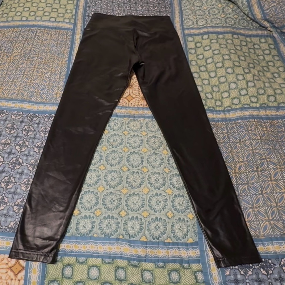 Hot Kiss spandex blk pants, sz med, gently/ sparingly used. No damage.